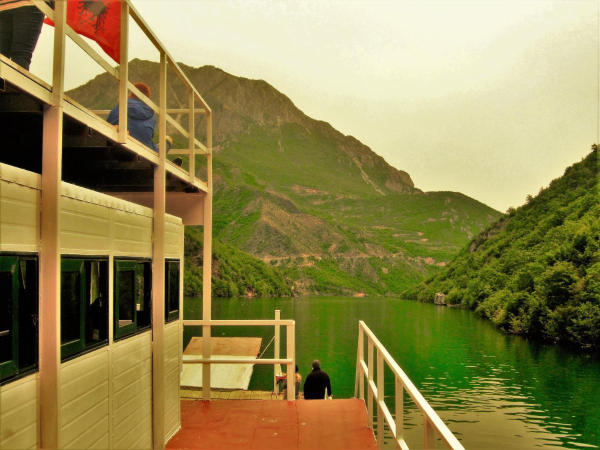 Rozafa Ferry & Accommodation Koman ภายนอก รูปภาพ