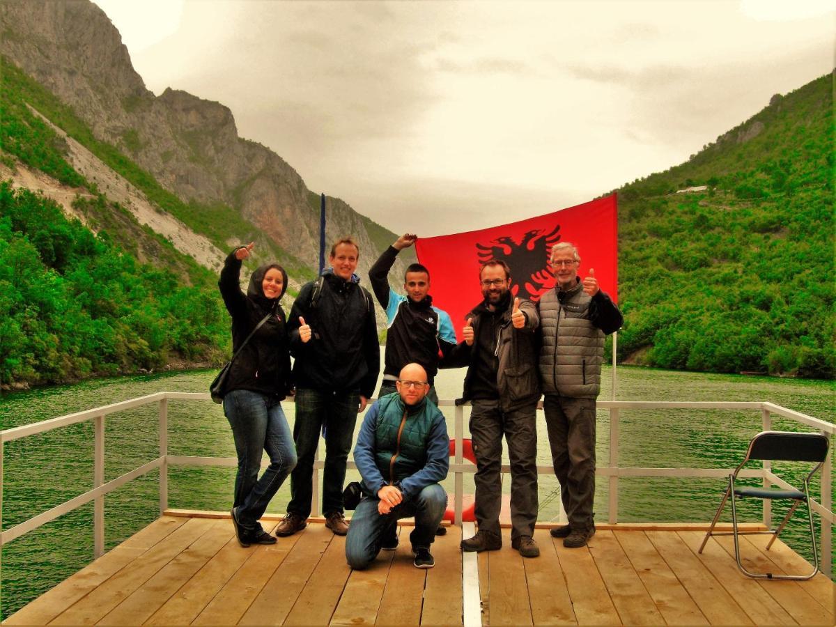 Rozafa Ferry & Accommodation Koman ภายนอก รูปภาพ