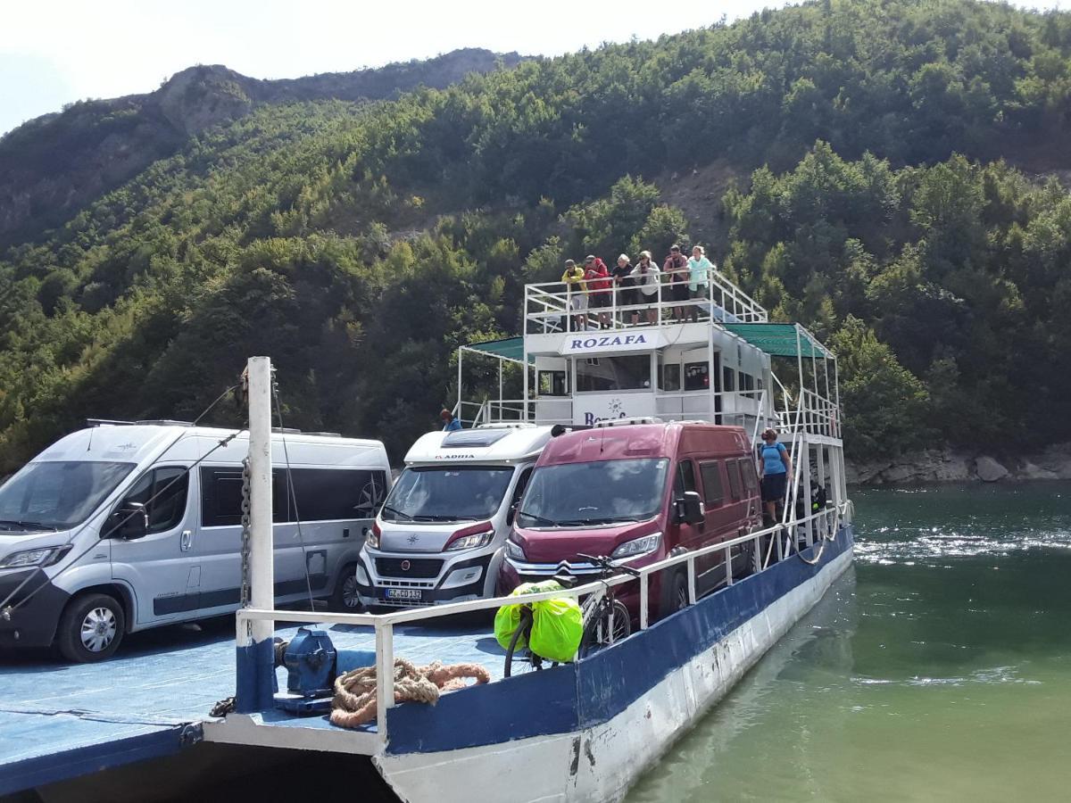 Rozafa Ferry & Accommodation Koman ภายนอก รูปภาพ