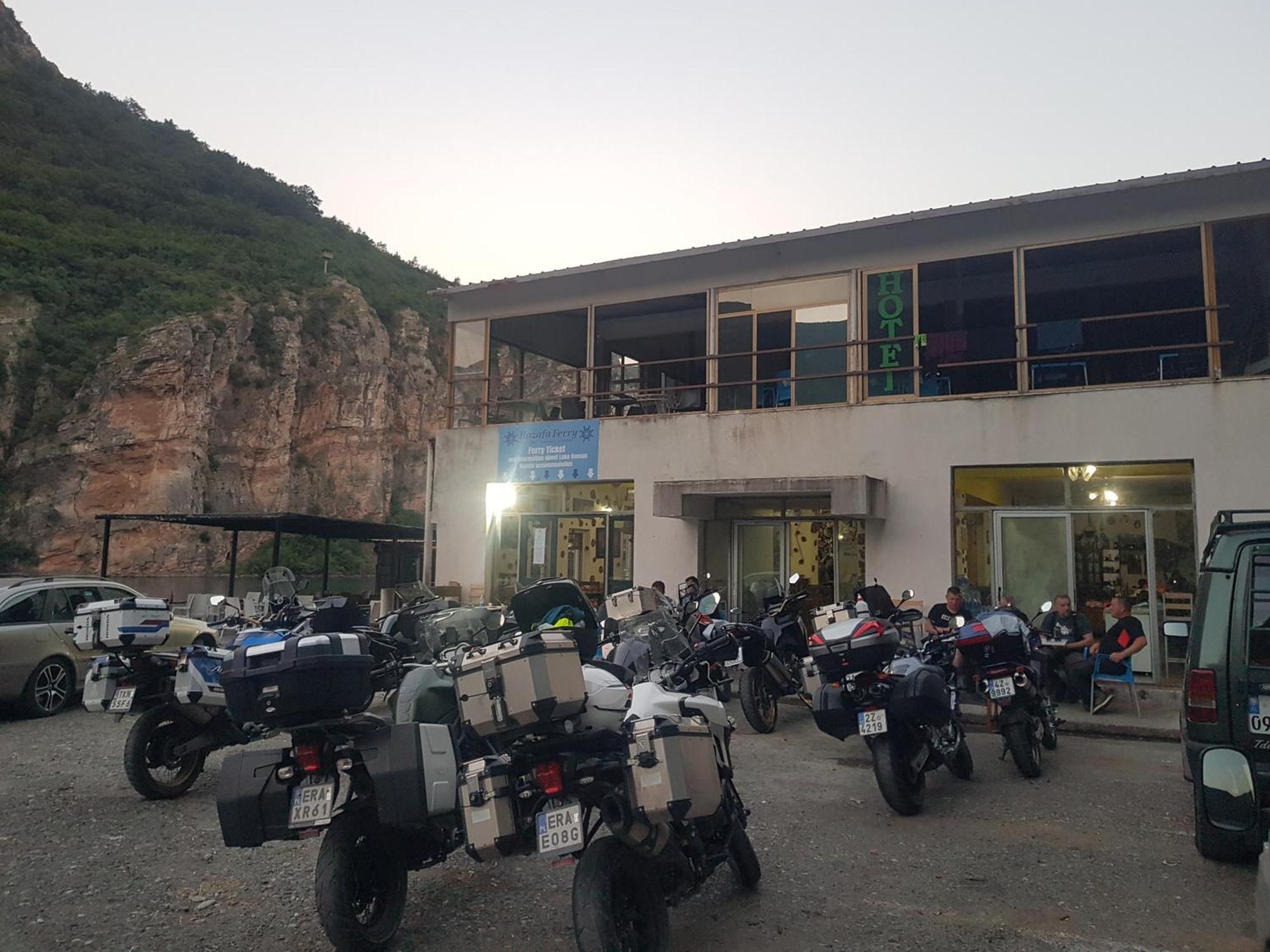 Rozafa Ferry & Accommodation Koman ภายนอก รูปภาพ